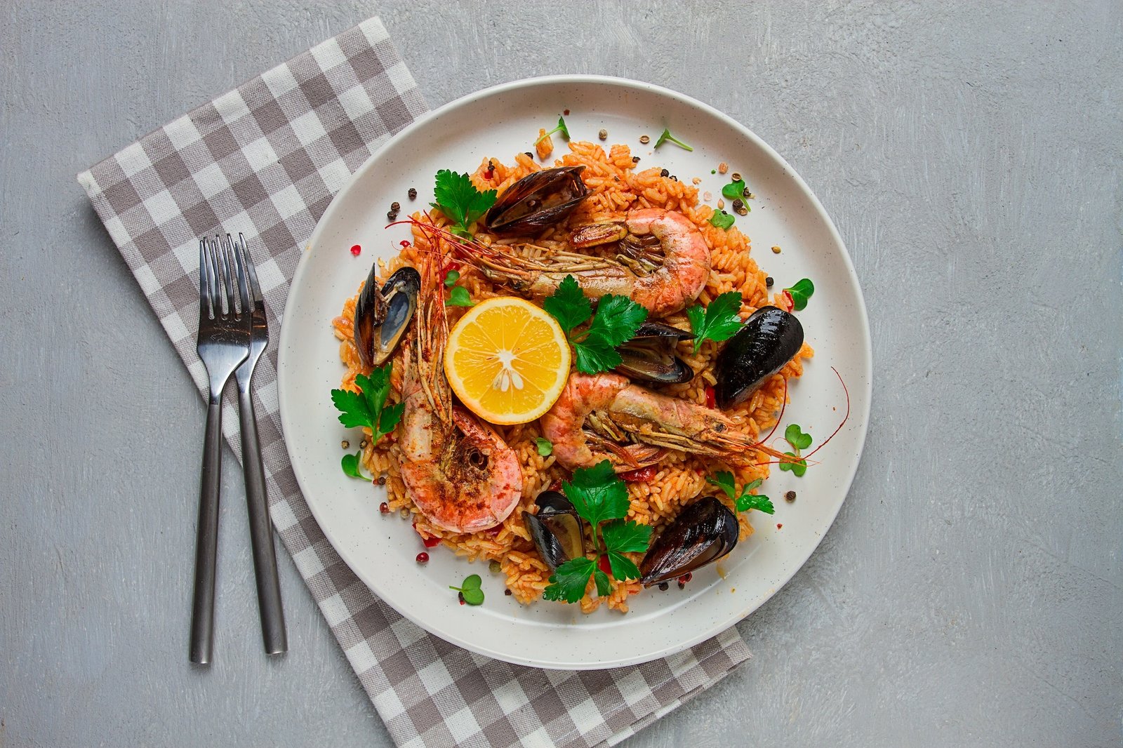 seafood-paella-shrimp-and-mussels-risotto-rice-homemade-top-view-no-people-.jpg